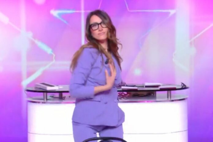 France Delphine Wespiser Cyril Hanouna danse érotique