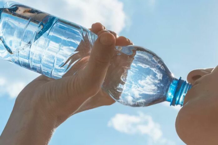 Bouteilles d'eau plastique santé