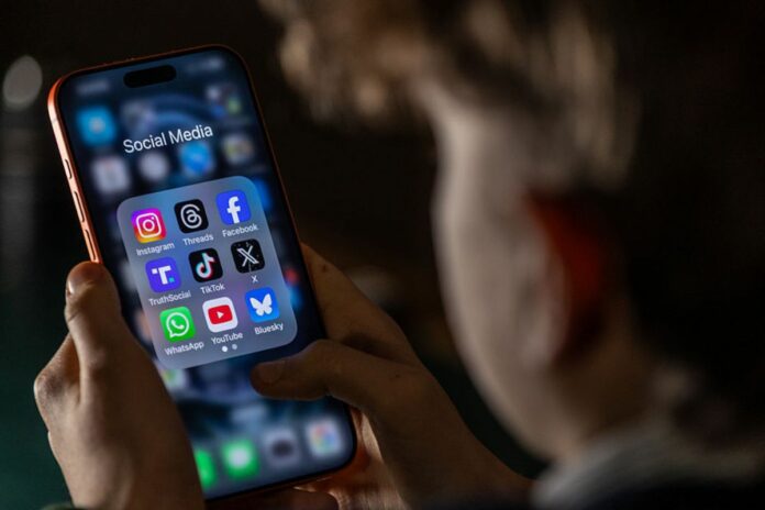 Grèce : les moins de 15 ans bannis des réseaux sociaux dès 2027 Grèce 15 ans réseaux sociaux