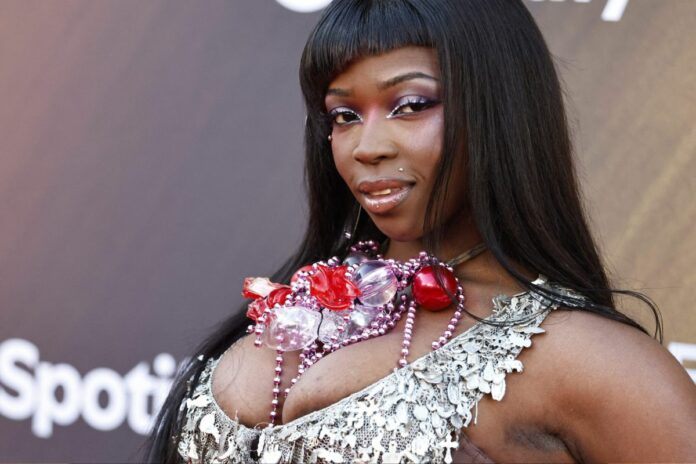 Theodora artiste féminine Flammes 2026