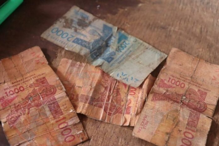 Bénin billet froissé pièce usée