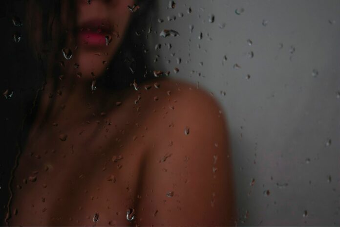 douche femme ménage string