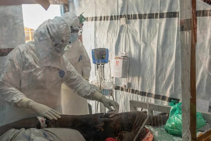 France Ebola médecin Les autorités françaises maintiennent un dispositif de surveillance renforcé afin de détecter rapidement d’éventuels cas importés. Elles appellent à la prudence, tout en assurant que le risque de diffusion sur le territoire reste limité à ce stade.