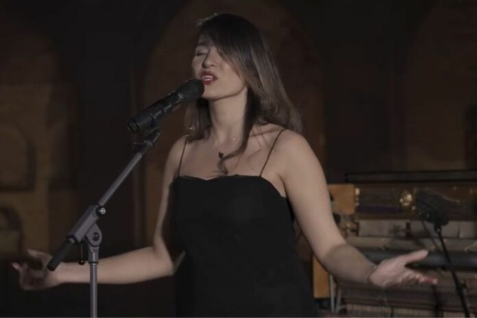 Iran chanteuse coups de fouet concert voile