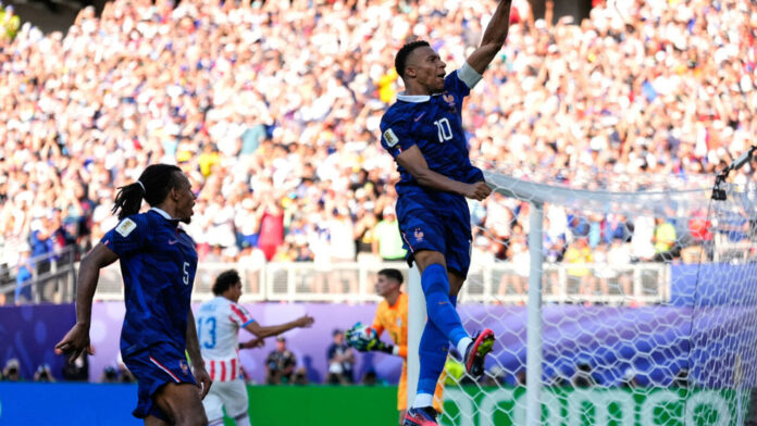 Coupe du monde 2026 : la France souffre mais passe, le Maroc l'attend en quarts de finale