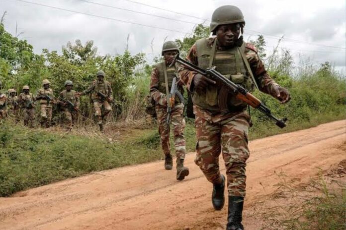 Bénin : six assaillants neutralisés à Kouandé, des armes de guerre saisies par l’armée béninoise
