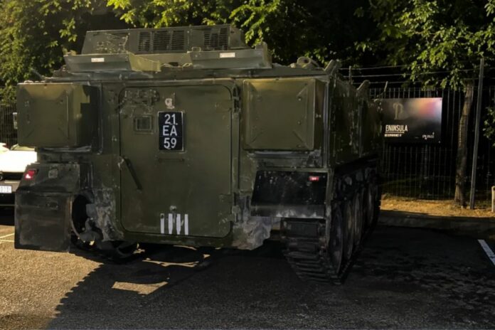 Royaume-Uni : ivres, deux militaires volent un blindé de 15 tonnes et détruisent plusieurs voitures