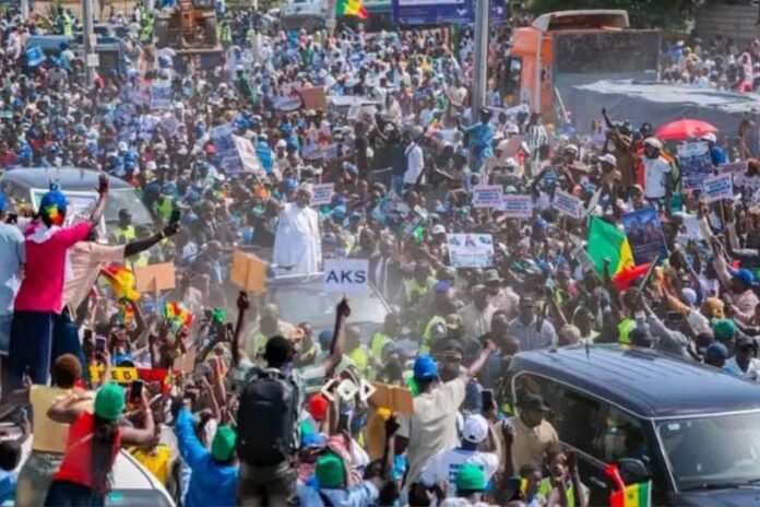 Retour de Macky Sall au Sénégal : les images d’une démonstration de force font parler