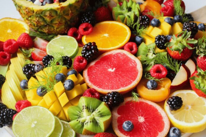 Les 7 fruits les moins sucrés à privilégier pour une alimentation équilibrée