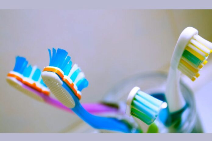 Brosse à dents : 4 astuces simples pour éliminer les bactéries et protéger votre santé