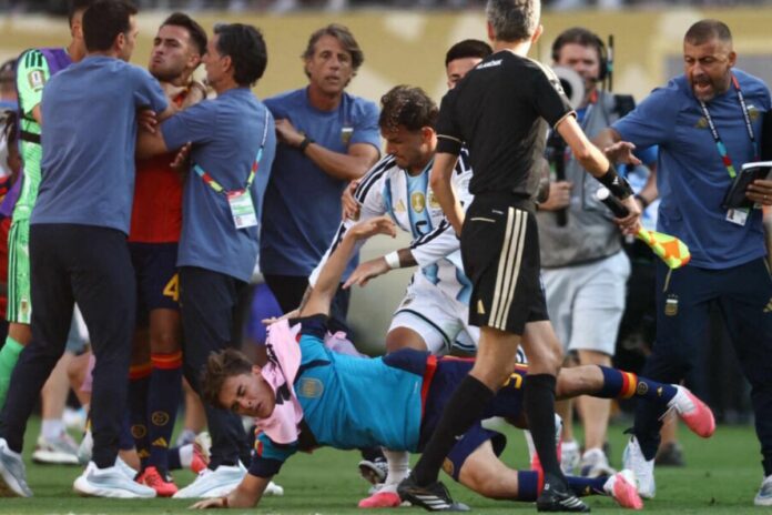 Coupe du monde 2026 : Paredes voit rouge après la finale, une altercation avec les Espagnols lui vaut un carton