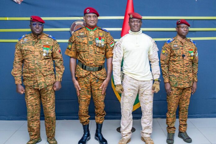 Burkina Faso : Ibrahim Traoré remet les attributs de général à trois hauts gradés de l’armée