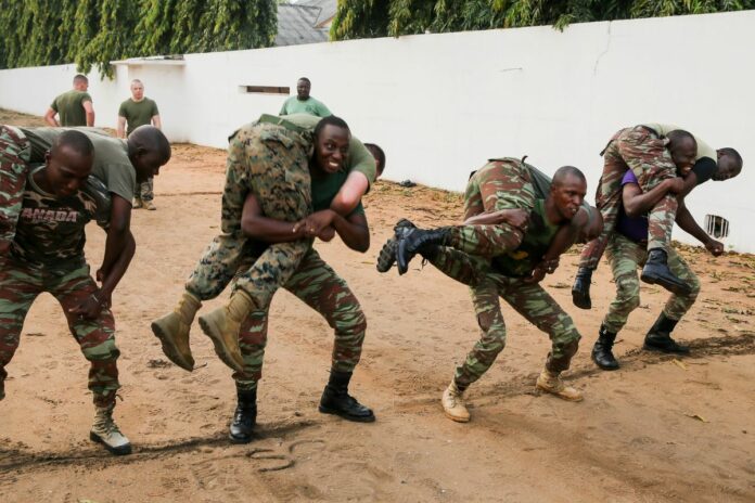 Bénin : des militaires américains forment la Marine aux soins d’urgence en mer