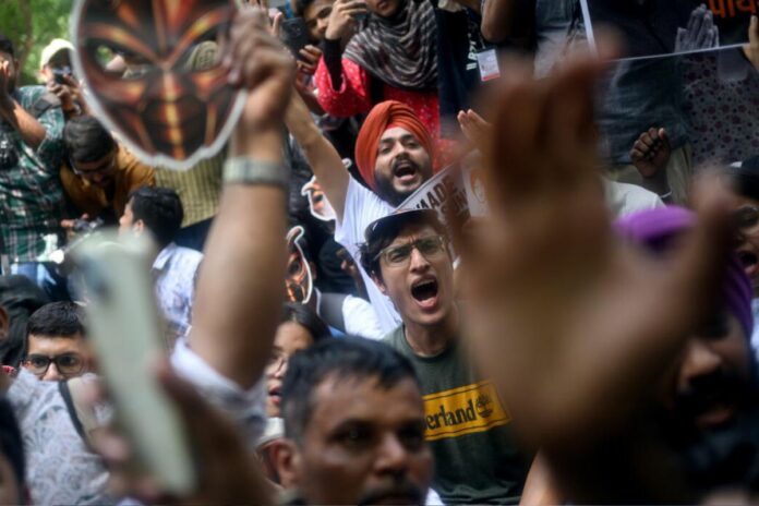 Inde : la police réprime une marche du « Parti des cafards » à New Delhi