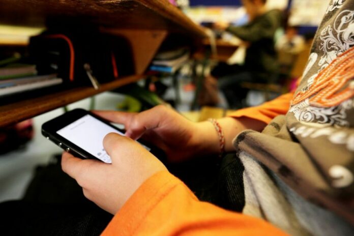 France : les téléphones portables interdits dans les lycées à la rentrée