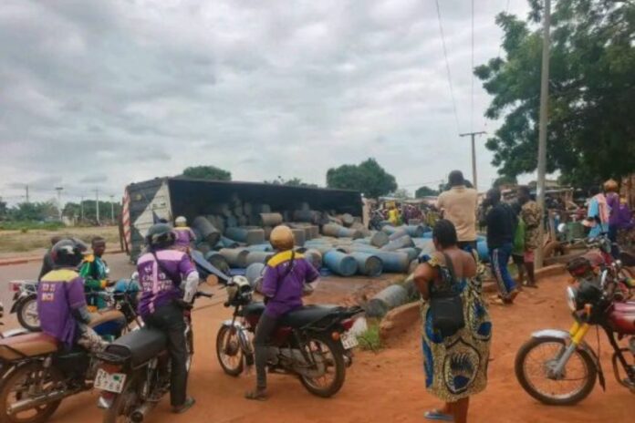 Bohicon : un camion chargé de bidons de Sodabi se renverse au carrefour Sodohomè