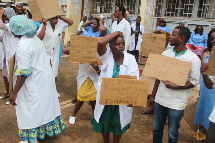 Cameroun : les soignants en grève dénoncent des années de salaires impayés et de précarité