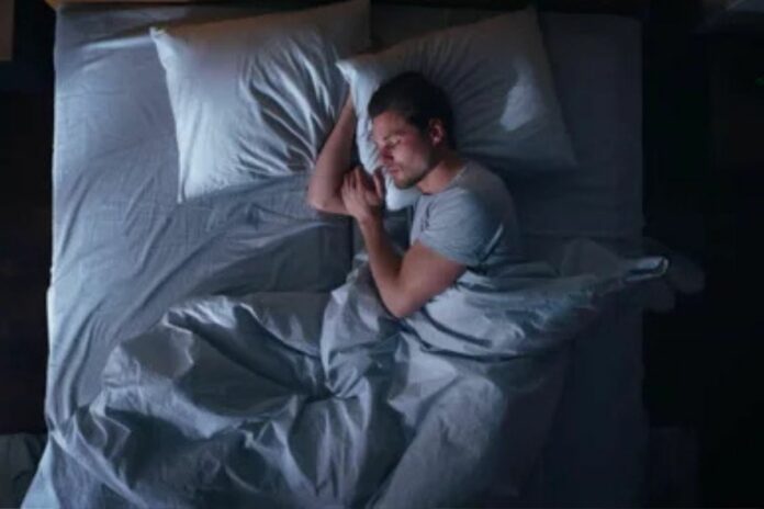 Sommeil : une étude révèle ce qui se passe quand on fait la grasse matinée