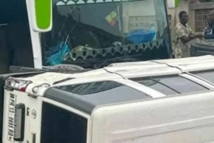 Bénin : un bus percute un véhicule de la Police républicaine à l’entrée de Bantè