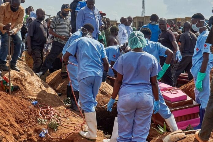 La République démocratique du Congo (RDC) fait face à une importante épidémie d’Ebola. Selon le point de situation publié vendredi 28 août par le ministère de la Communication et des Médias, le pays compte désormais 5 794 cas confirmés, ne le fais pas2 786 décès.