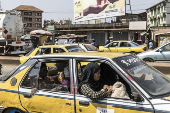 Guinée : une simple conversation dans un taxi lui vaut un mois de prison