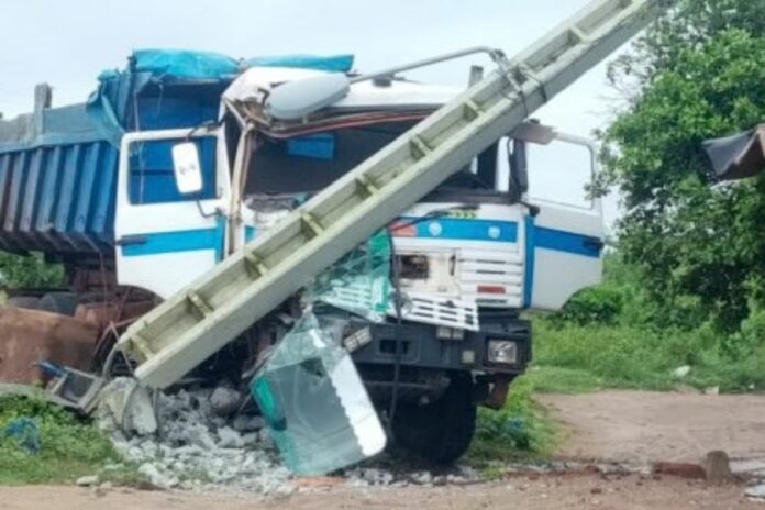 Allada : un camion-benne percute un poteau électrique et fait un blessé