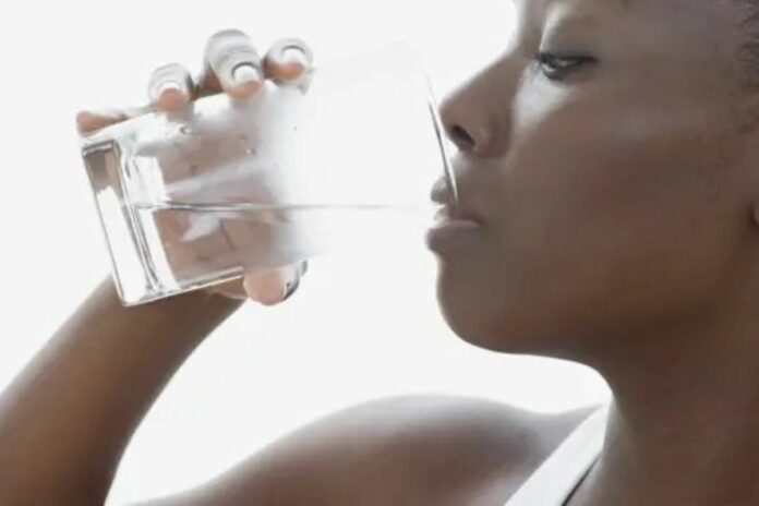 Santé : cinq signes qui peuvent alerter sur un manque d’hydratation