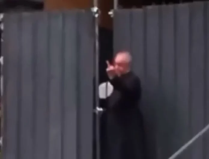 Italie : un prêtre fait un doigt d’honneur à des manifestants, la vidéo devient virale