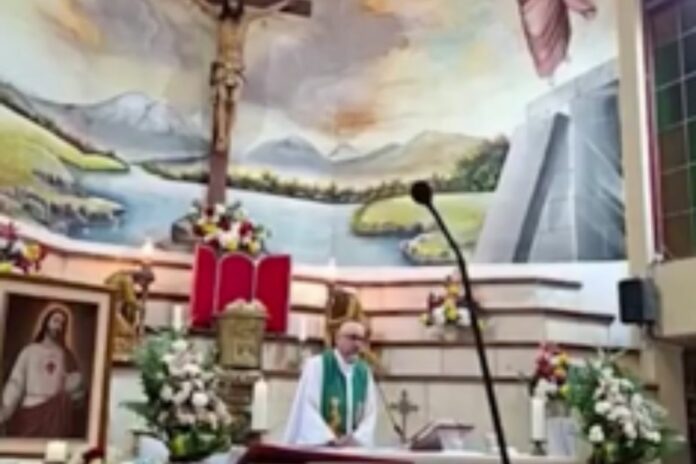 Équateur : la chute d’une immense croix coûte la vie à un prêtre en pleine célébration