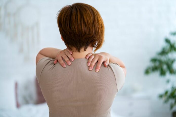 Douleur à l’omoplate : les causes à connaître et les signes qui doivent alerter