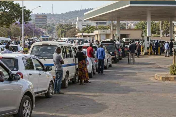 Malawi : les pénuries de carburant contraignent automobilistes et chauffeurs à dormir dans les stations-service