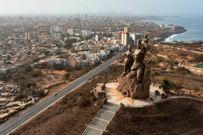 Le Mali, le Burkina Faso et le Niger entendent redéfinir leurs relations avec la Communauté économique des États de l’Afrique de l’Ouest (Cédéao). Les ministres des Affaires étrangères des trois pays, réunis vendredi 16 octobre à Ouagadougou, ont annoncé leur intention de défendre une position commune lors des discussions prévues samedi avec l’organisation régionale.