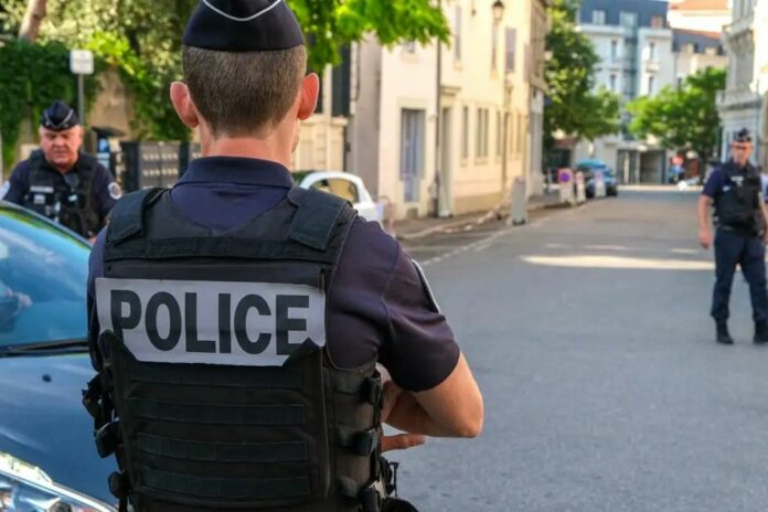 Un oubli qui lui a coûté cher. Le 2 septembre, un homme de 29 ans a laissé derrière lui une sacoche dans un restaurant de La Destrousse, près d’Aubagne, dans le sud de la France. À l’intérieur, les gendarmes ont découvert 2 000 euros en espèces et une pièce d’identité.