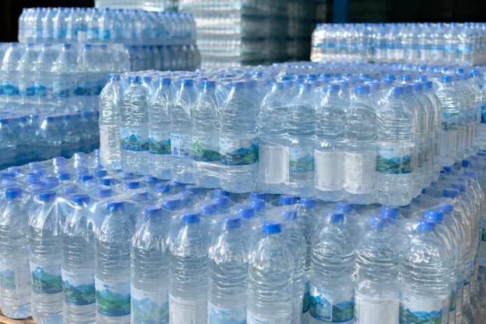 Guinée : l’interdiction des sachets d’eau fait grimper le prix des bouteilles à Conakry