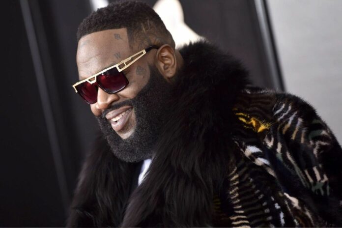 Le rappeur américain Rick Ross se retrouve au cœur d’une affaire judiciaire à Miami. William Leonard Roberts II, de son vrai nom, a été arrêté jeudi 1er octobre 2026 à Miami Le rappeur américain Rick Ross se retrouve au cœur d’une affaire judiciaire à Miami. William Leonard Roberts II, de son vrai nom, a été arrêté jeudi 1er octobre 2026 à Miami
