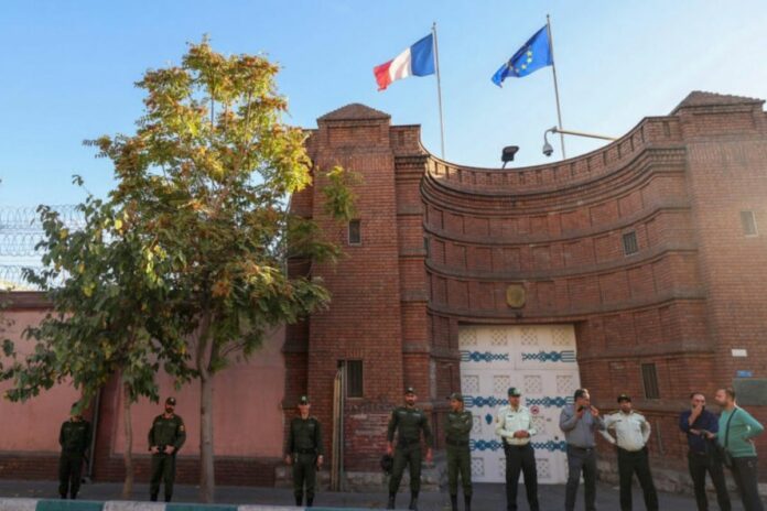 Iran-France : Téhéran convoque l’ambassadeur français après la répression de manifestations étudiantes