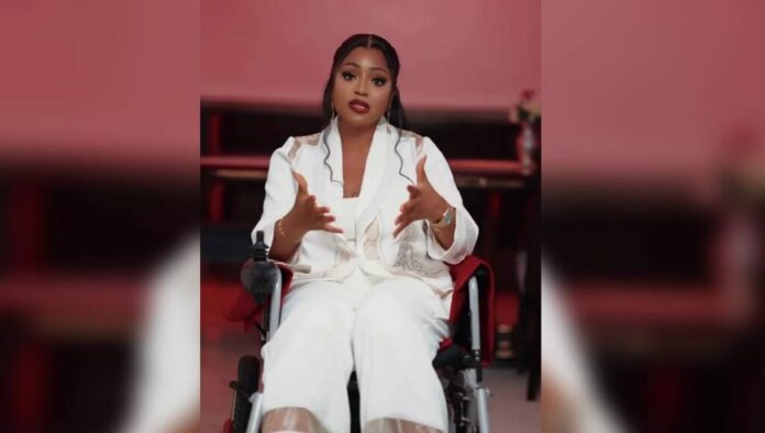Nigeria : l'actrice Regina Daniels célèbre son 25e anniversaire en fauteuil roulant